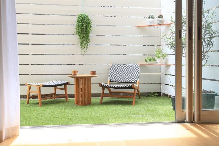 リビング窓外に椅子とテーブルを移動して屋外撮影も