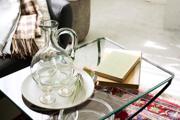 ガラス天板のテーブルで物撮りも