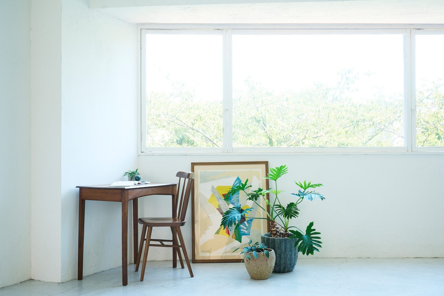 やわらかい自然光の入る目黒川沿い窓