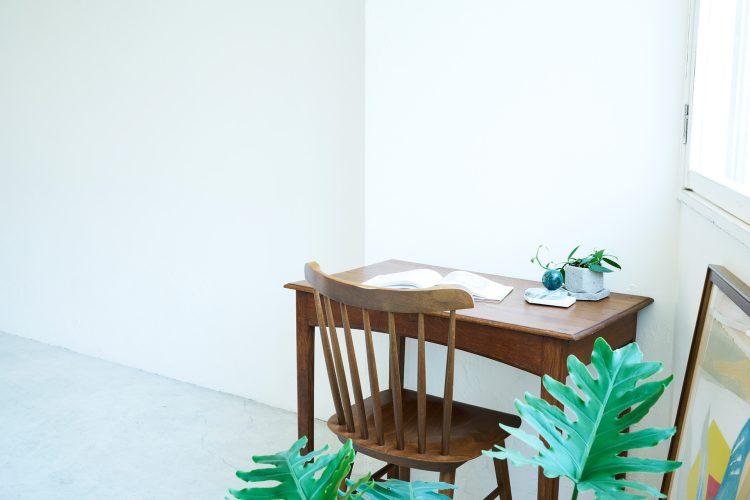 窓際に配置されたウッドのデスク