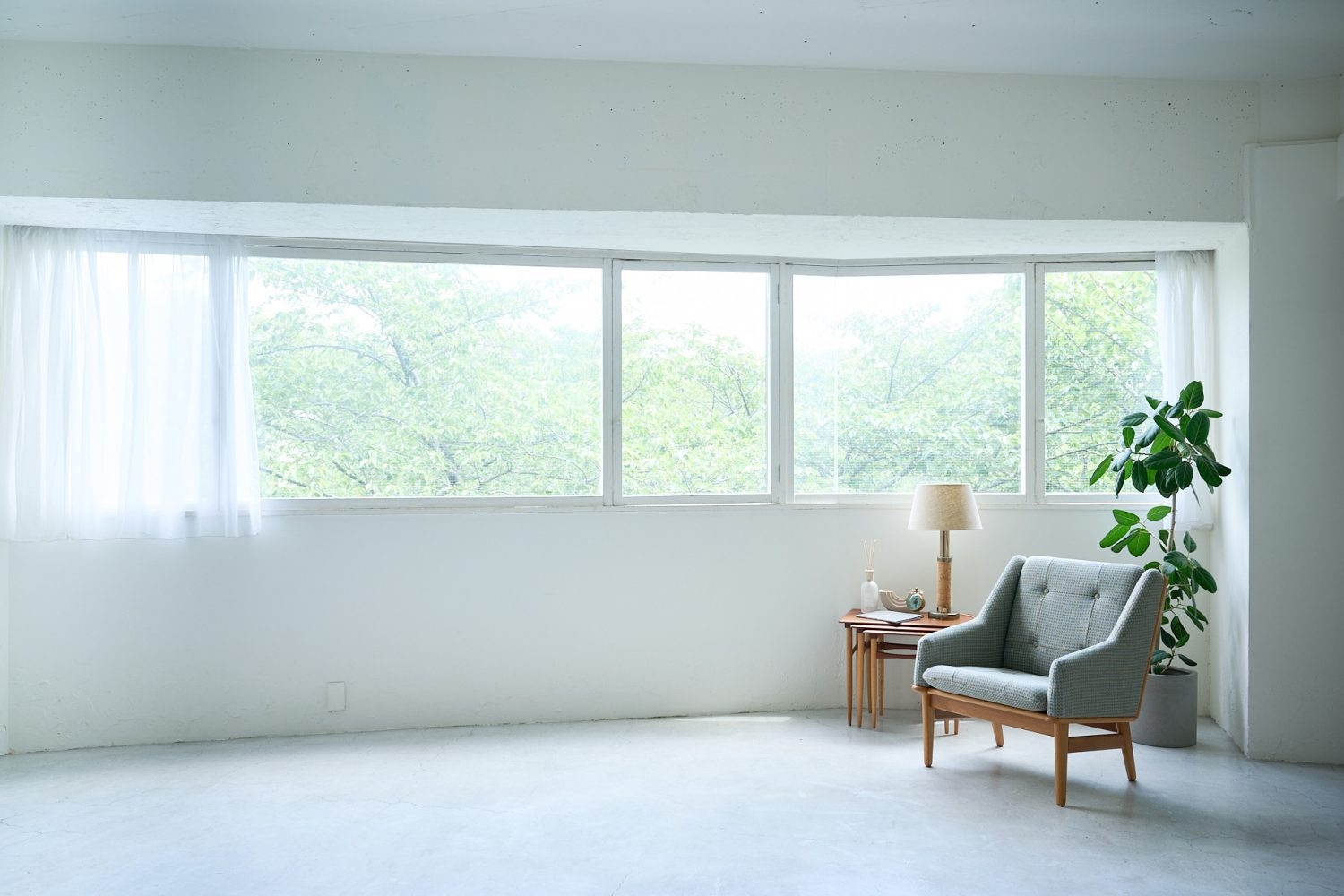 やわらかい自然光の入る目黒川沿い窓