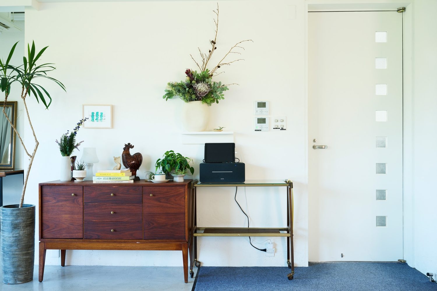 white mortar floor サイドボード / スタジオ入口扉