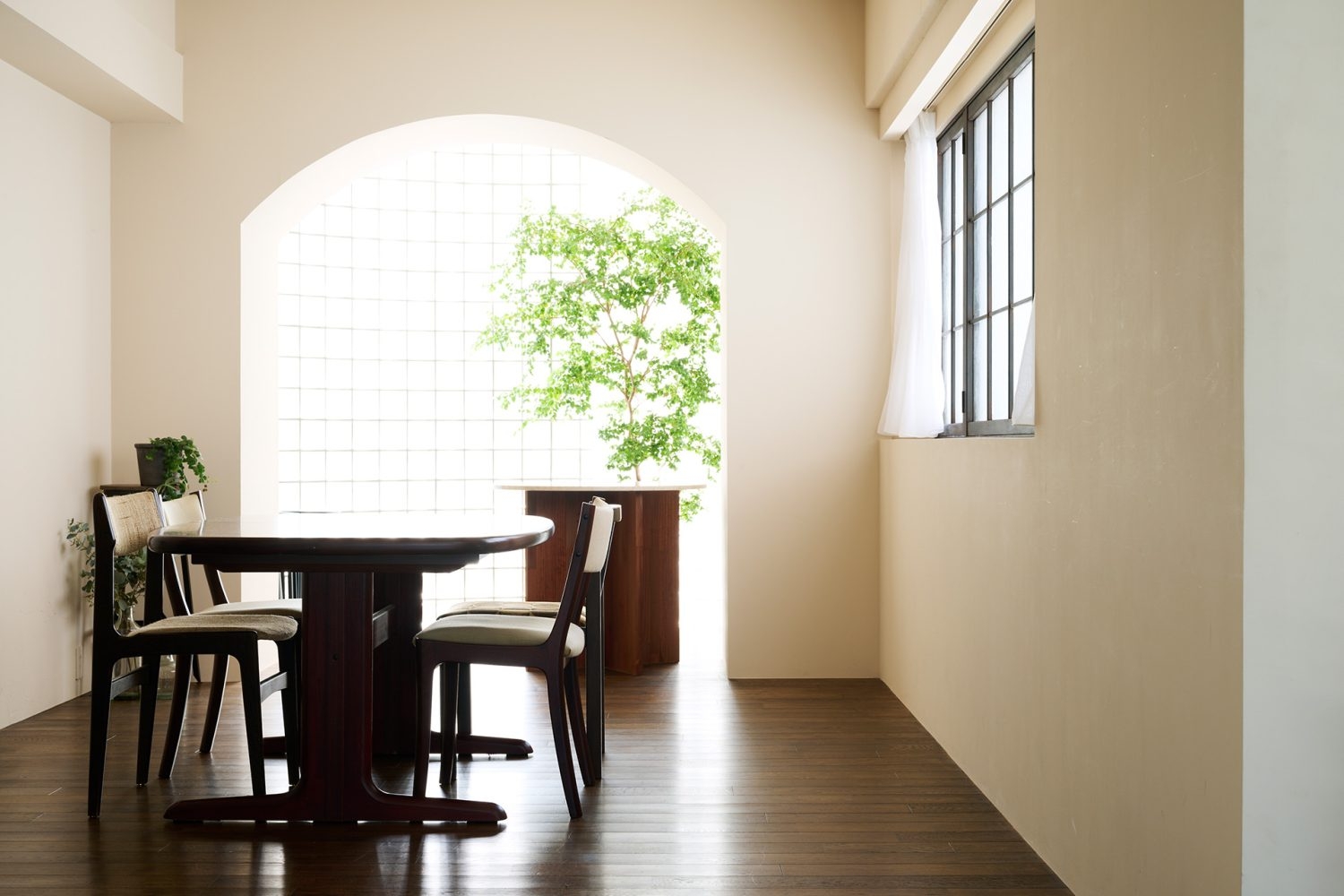 wood floor ベージュのアーチ壁