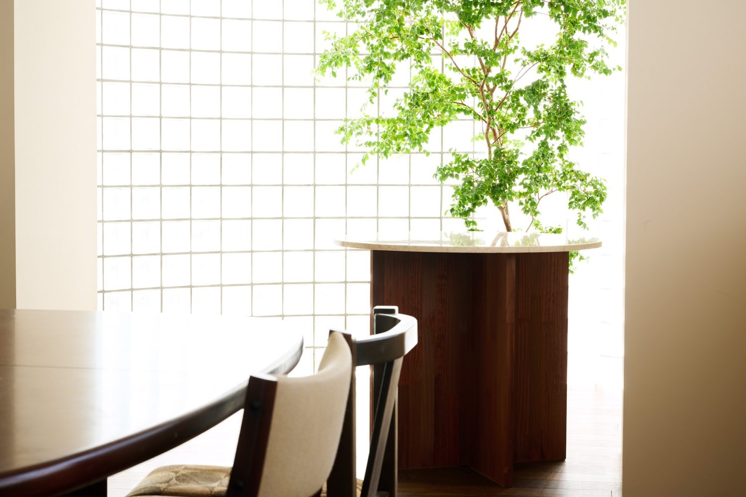 アール状のブロックガラスと大理石テーブル