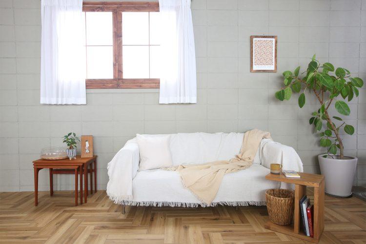 可動式ヘリンボーン床(通常時の状態)/ 窓枠は白に変更可能