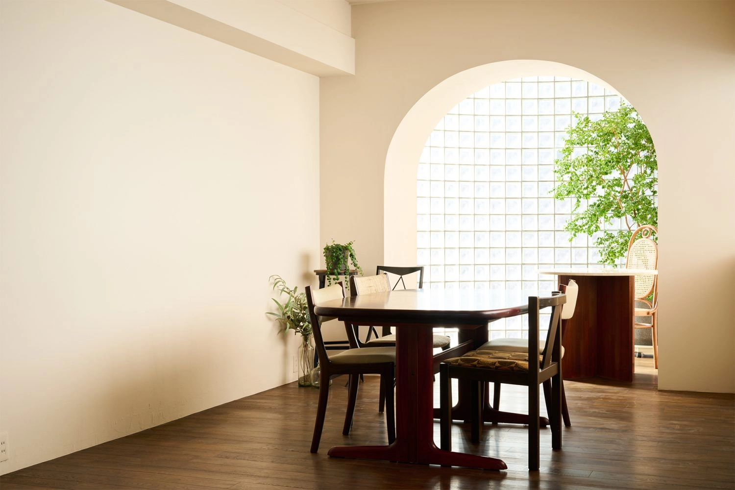 wood floor ベージュのアーチ壁