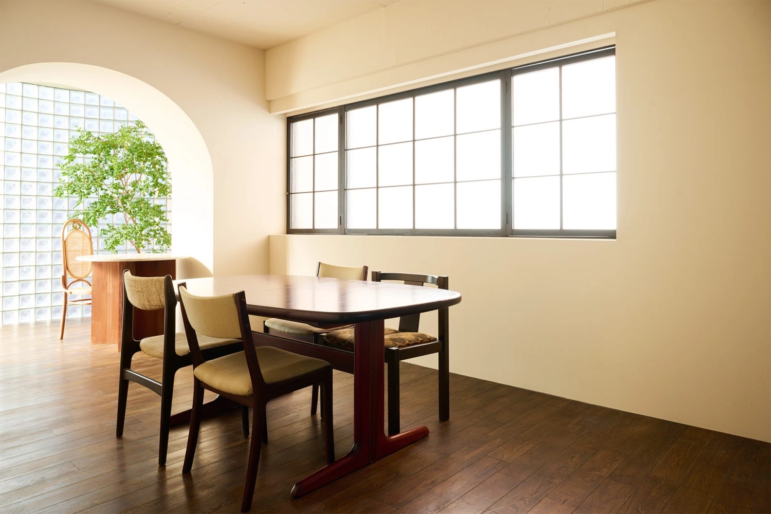濃色ウッドのダイニングセット