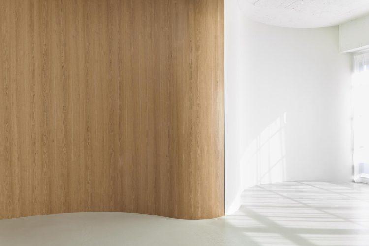 見る角度で変化するカーブ