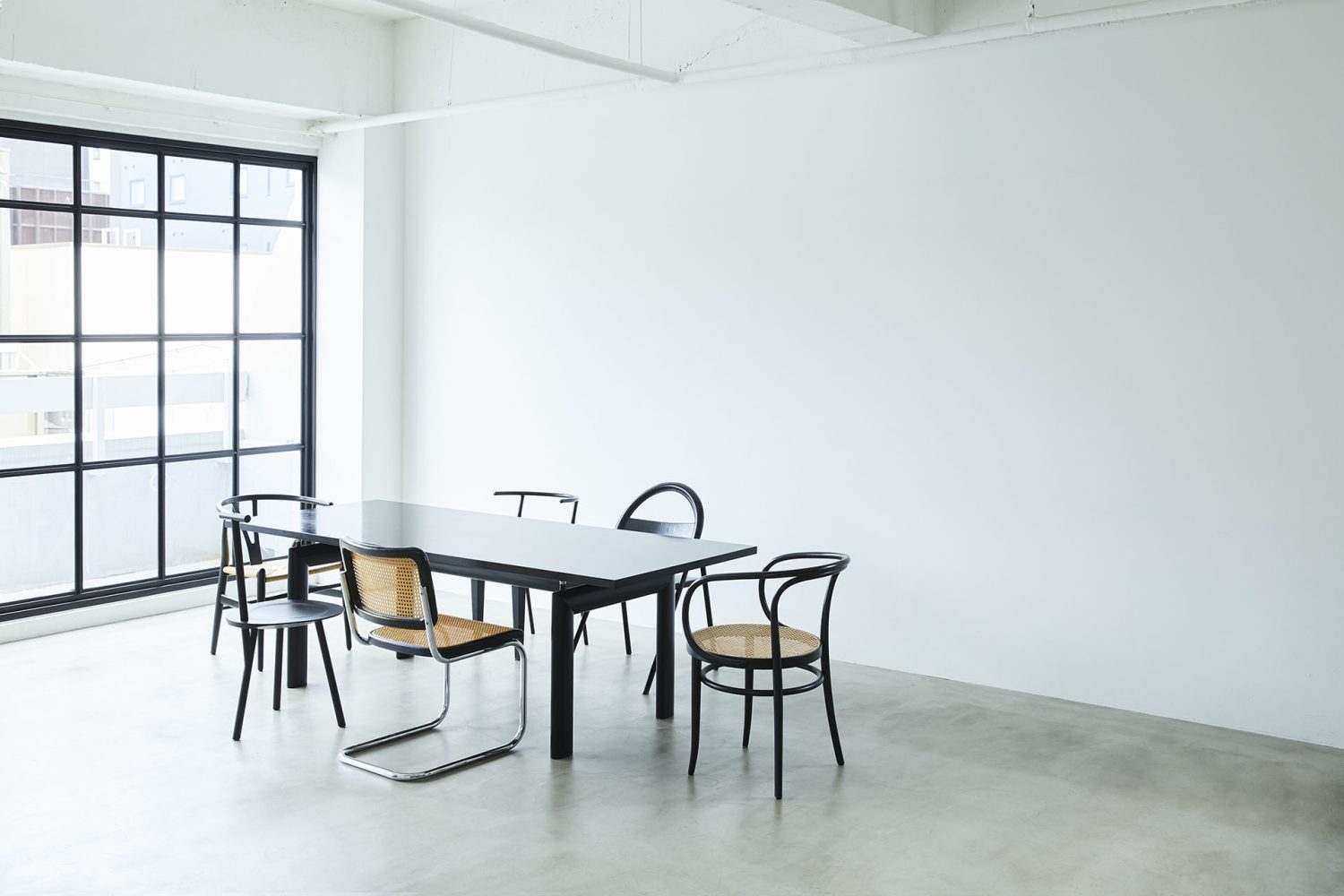 多様な黒いチェア