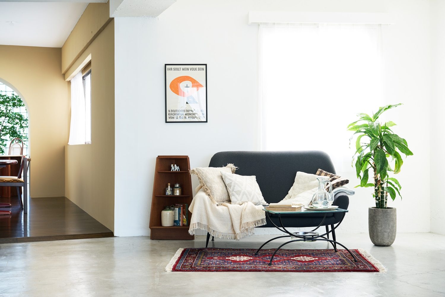 white mortar floorとwood floorで構成されるスタジオ