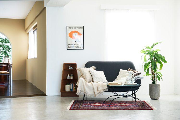 white mortar floorとwood floorで構成されるスタジオ