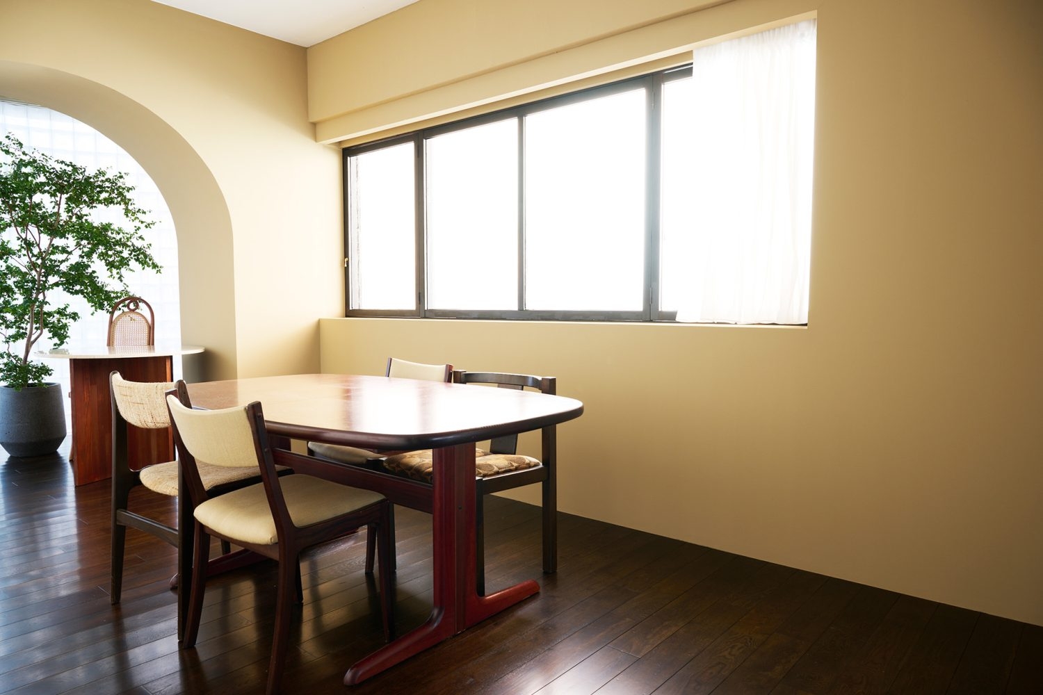 濃色ウッドのダイニングセットが配置されたwood floor