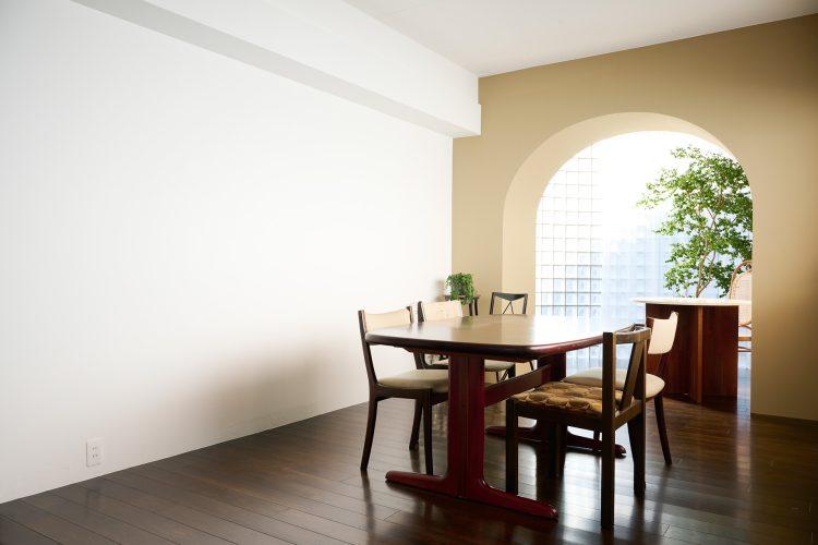 wood floor ベージュのアーチ壁と白壁