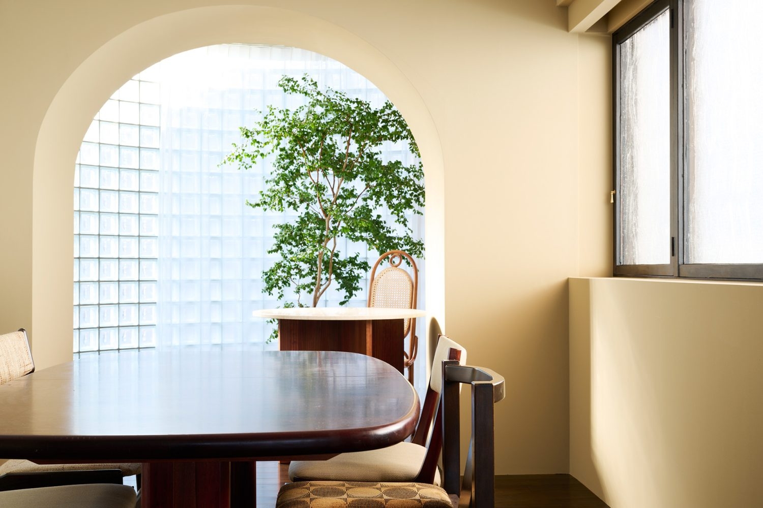 ベージュ壁の奥にはアール状のブロックガラス