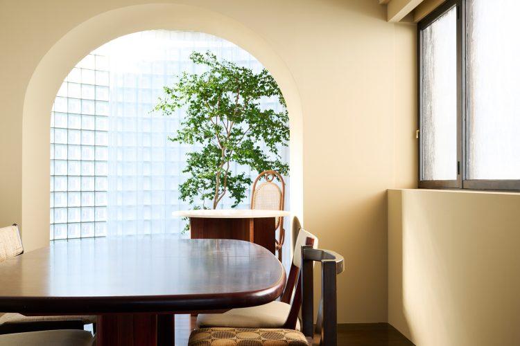 ベージュ壁の奥にはアール状のブロックガラス