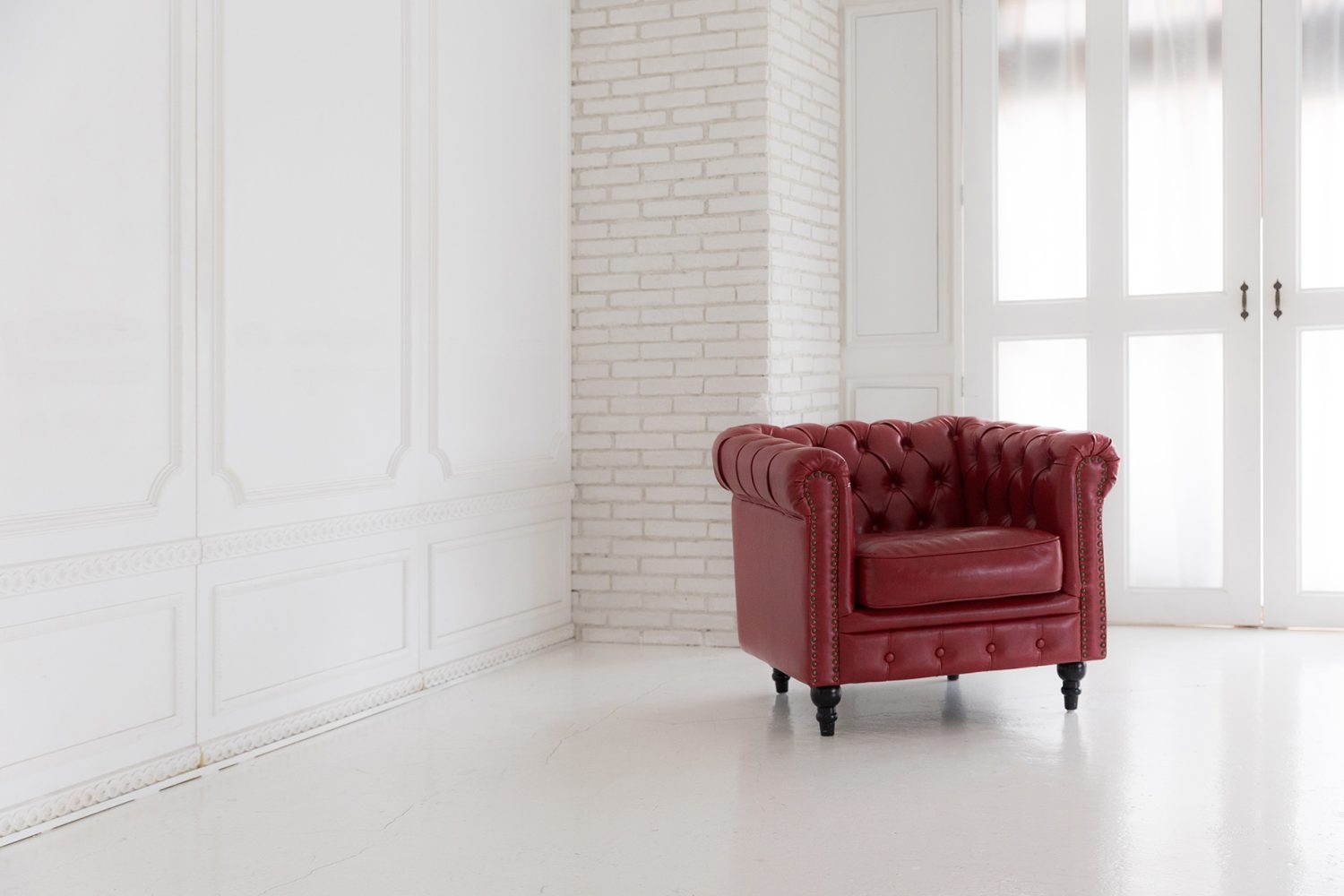 光沢感のある赤のレザーソファ