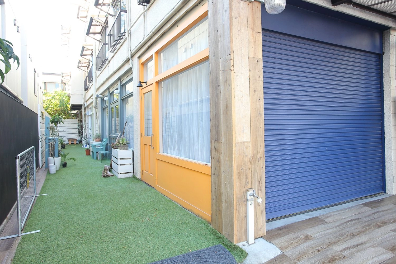 スタジオ外観 / 搬入しやすいシャッターの入口
