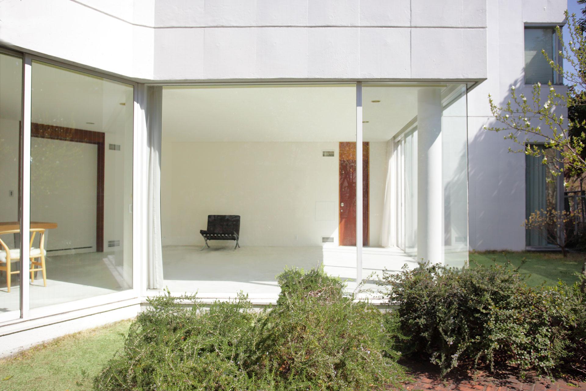 1F 庭から部屋内の撮影も可能