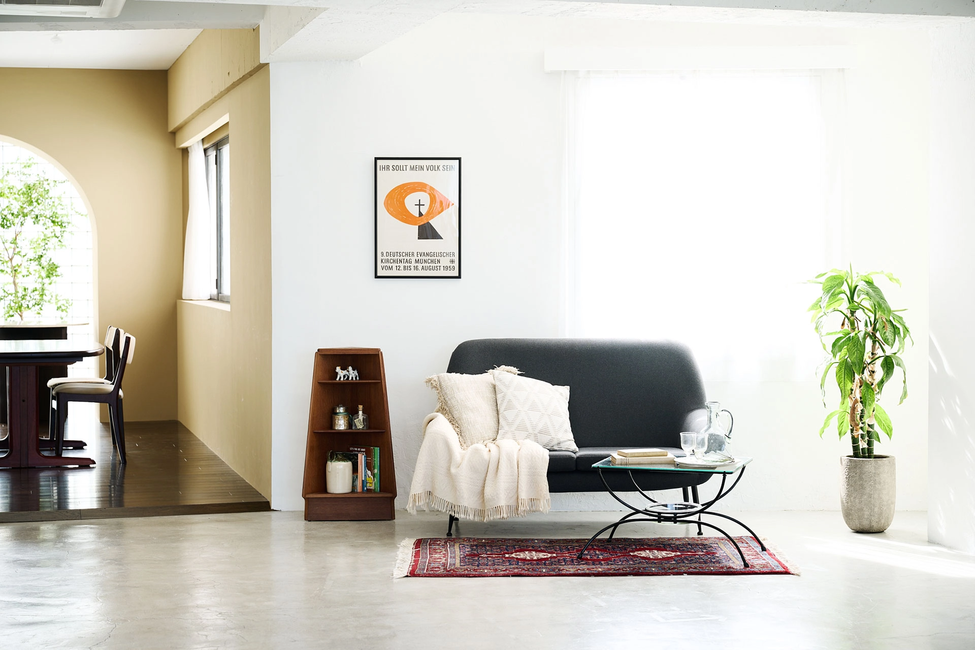 白モルタル床と木床で構成されるスタジオ