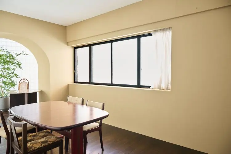 濃色ウッドのダイニングセットが配置された木床フロア