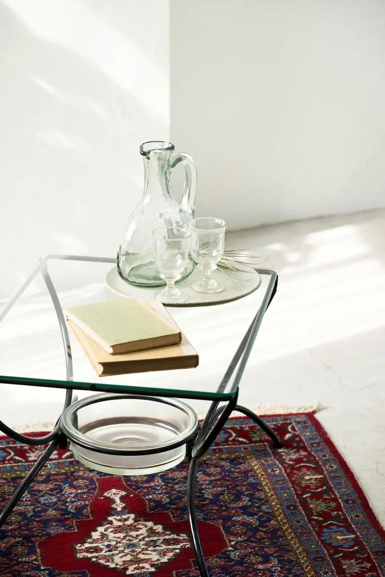 ガラス天板のテーブルで物撮りも