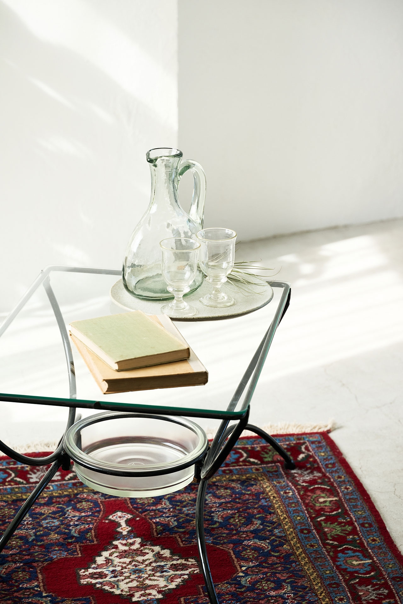 ガラス天板のテーブルで物撮りも