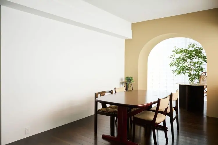 ベージュのアーチ壁と白壁の木床フロア