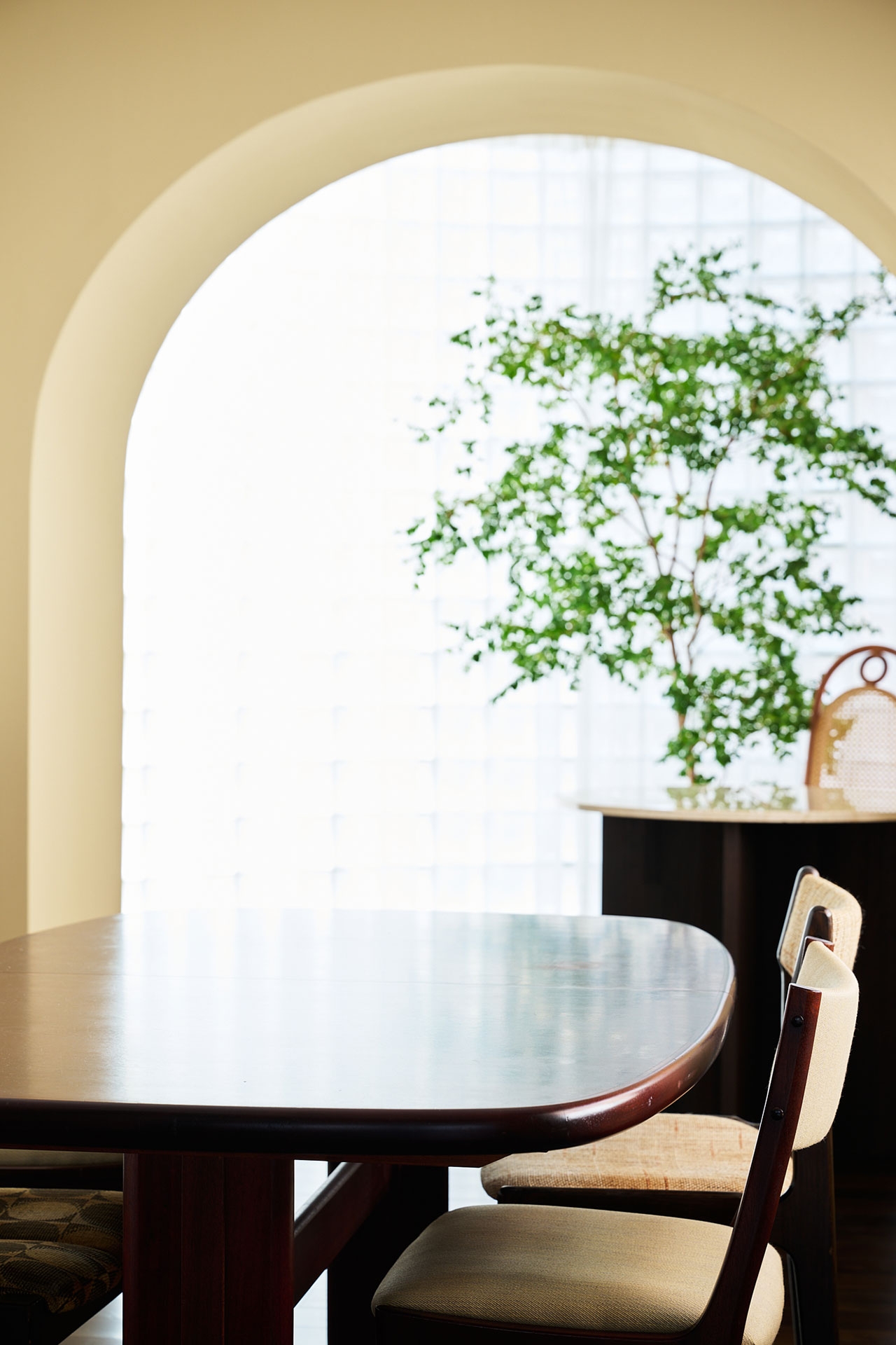 ベージュ壁の奥にはアール状のブロックガラス