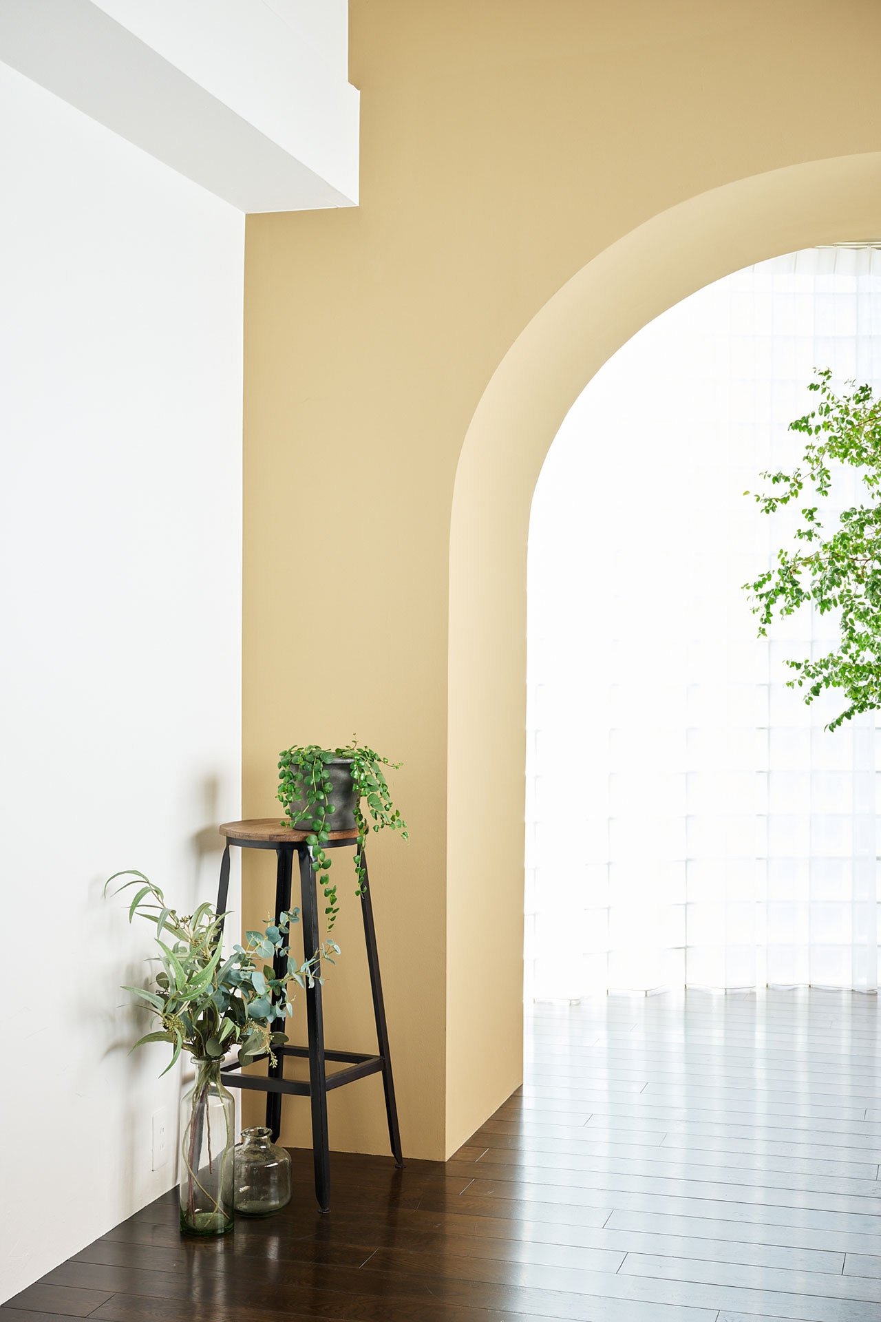 ベージュ壁と白壁のツートーンのコーナー