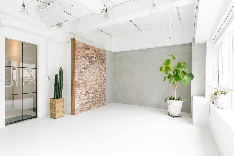 グレー壁とレンガ壁