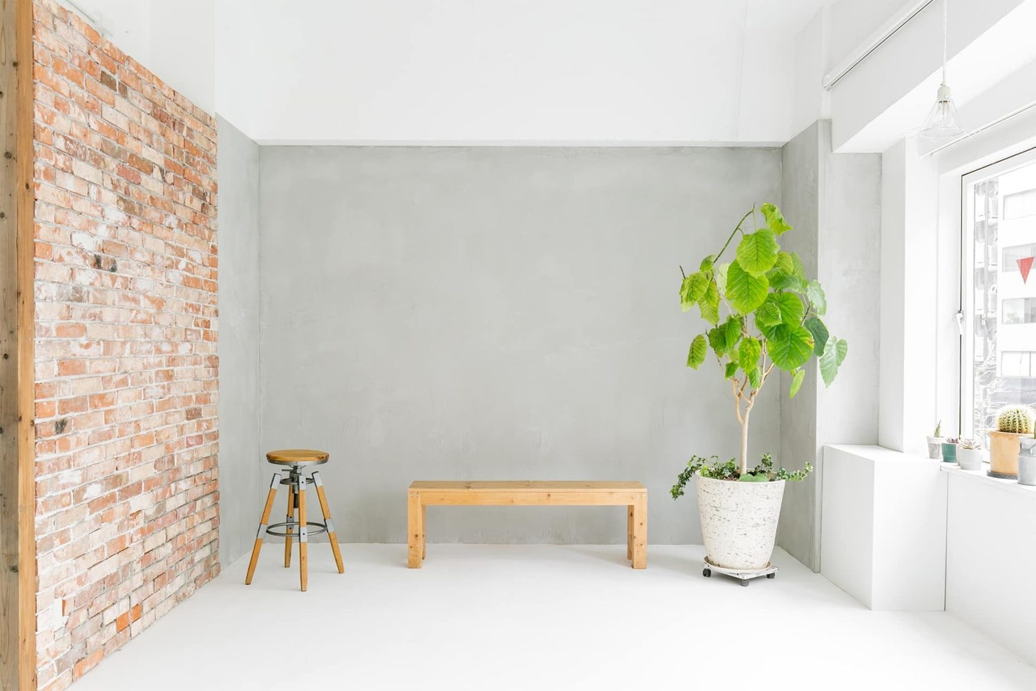 グレー壁と煉瓦壁