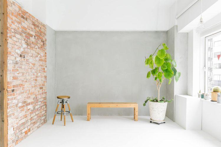 グレー壁と煉瓦壁