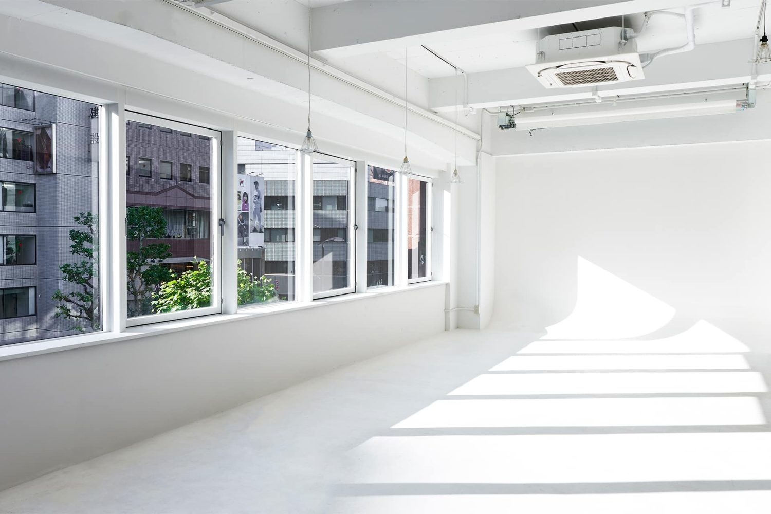 白ホリゾントに差し込む光