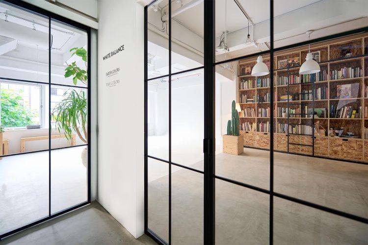 格子のガラス扉越しに撮影も