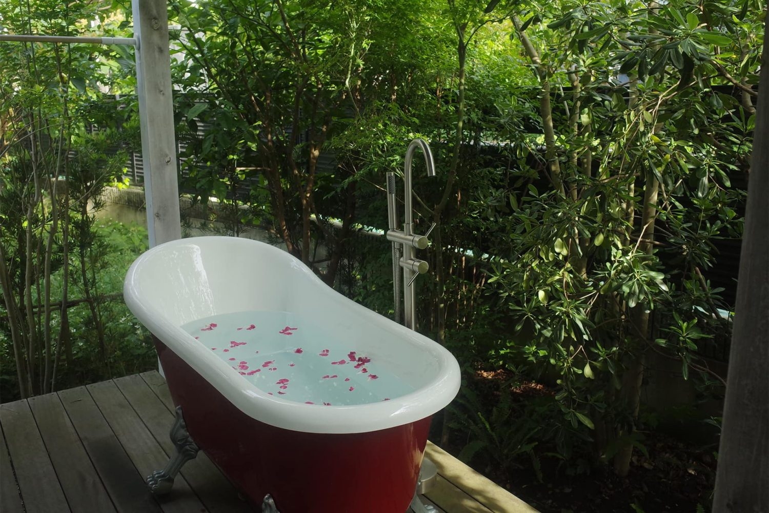外にあるバスタブ