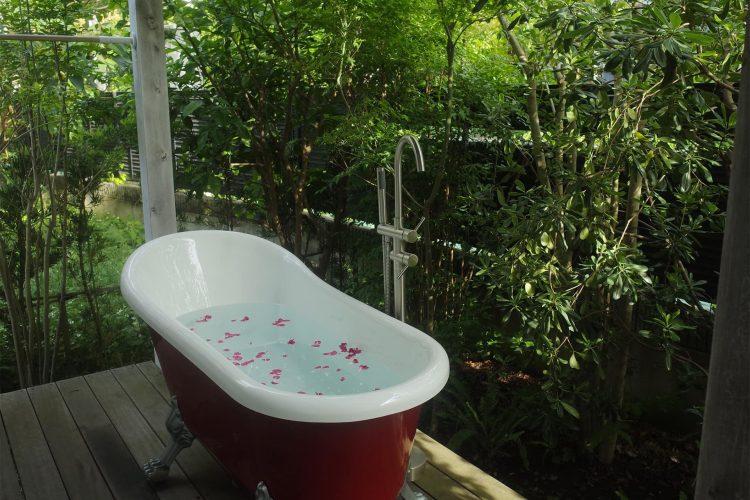 外にあるバスタブ