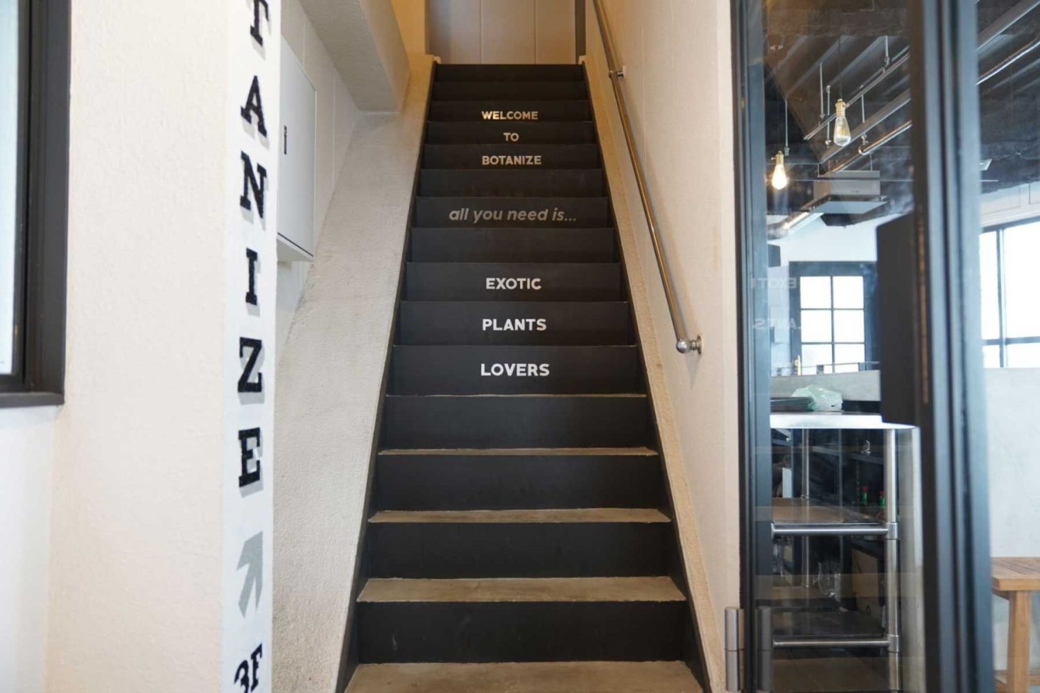 エントランス横の階段