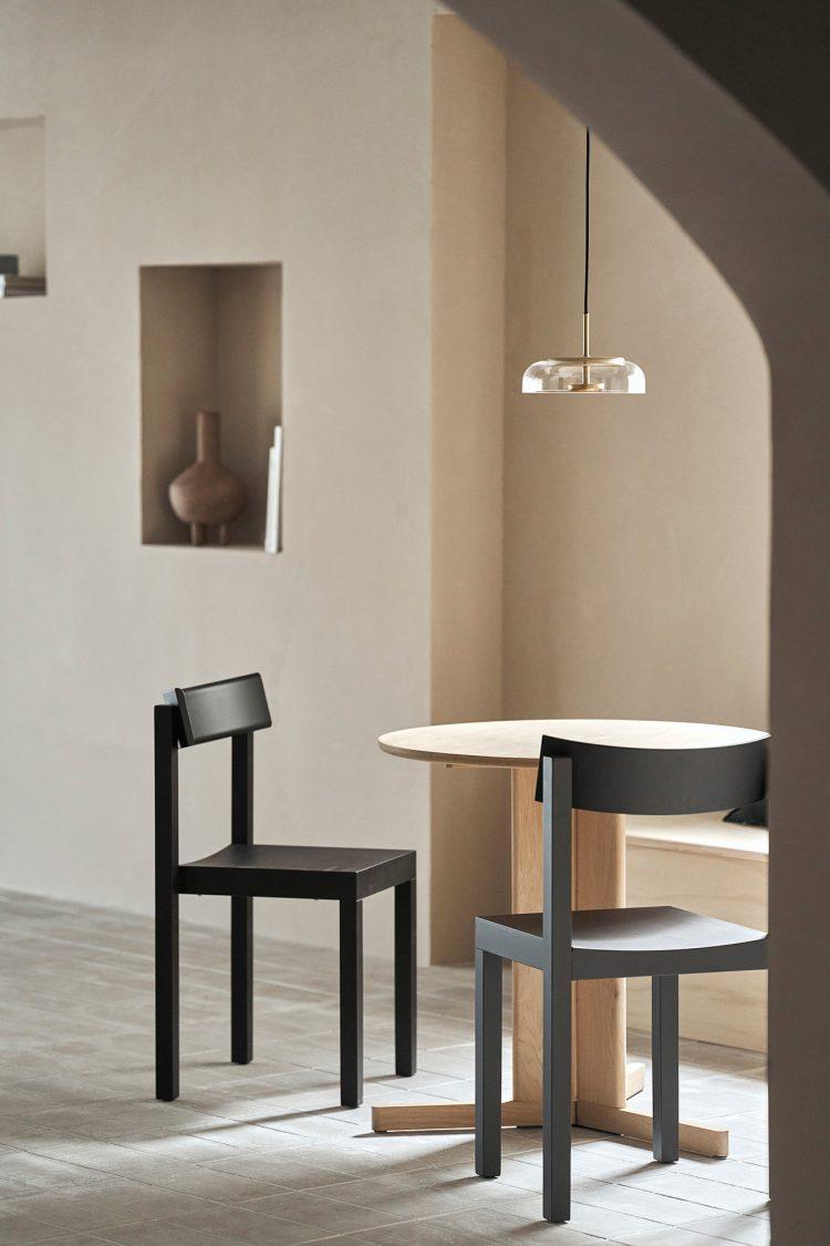 ベージュカラーの内装に黒が映えるダイニング