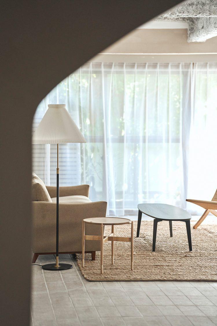 アーチ壁越しのリビングスペース