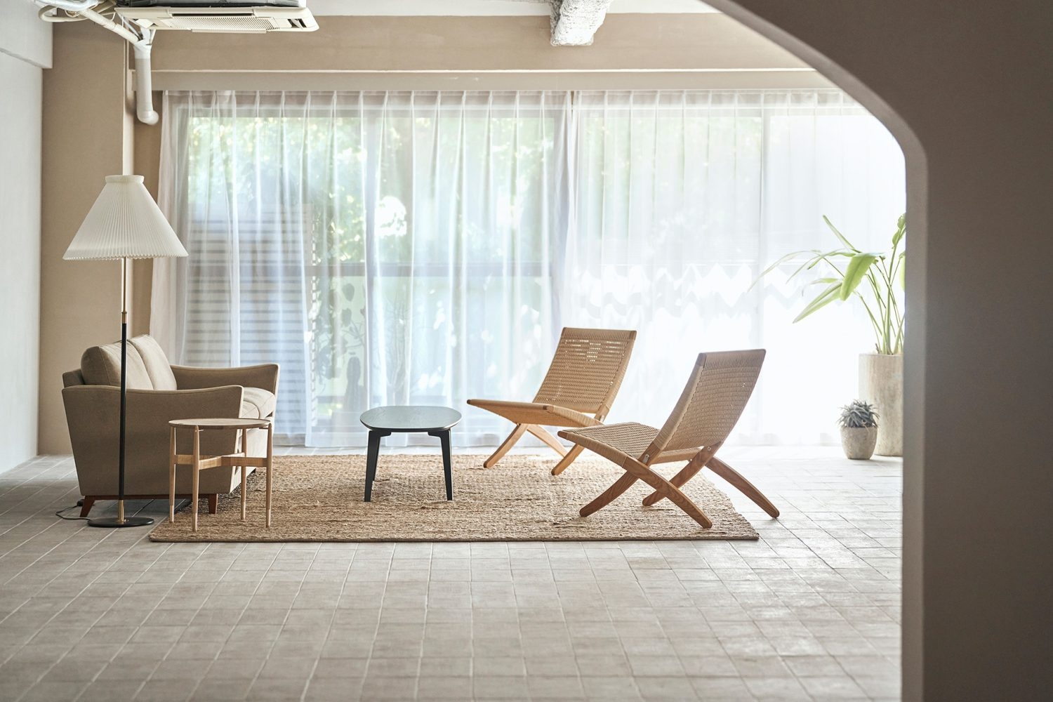 アーチ壁越しのリビングスペース