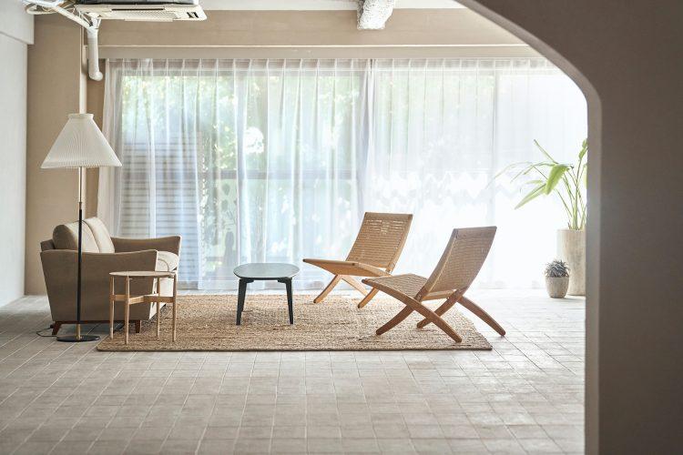 アーチ壁越しのリビングスペース