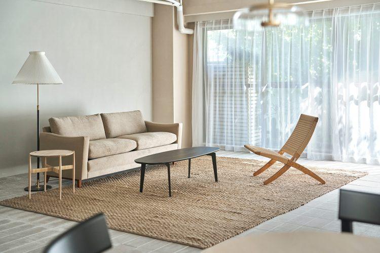 サイザルラグが敷かれたリラックス感のあるリビング