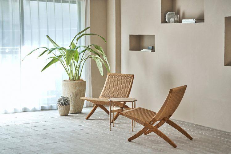 ソファ正面のニッチ / 掃き出し窓からの光