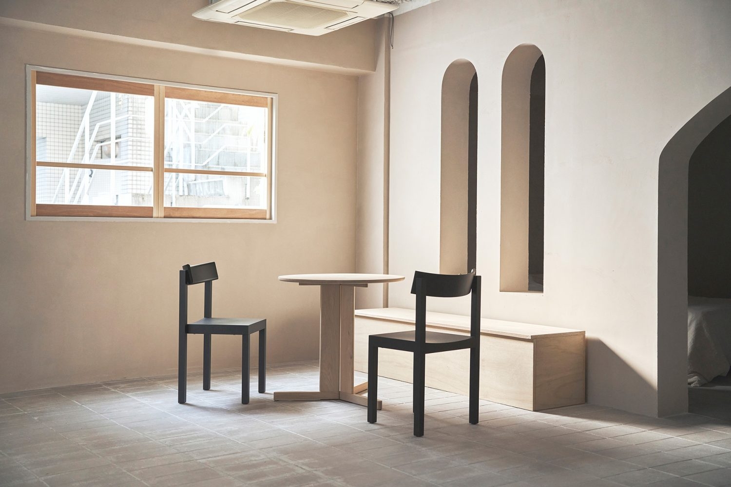 ベンチは移動可能 / 落ち着いた雰囲気の内装