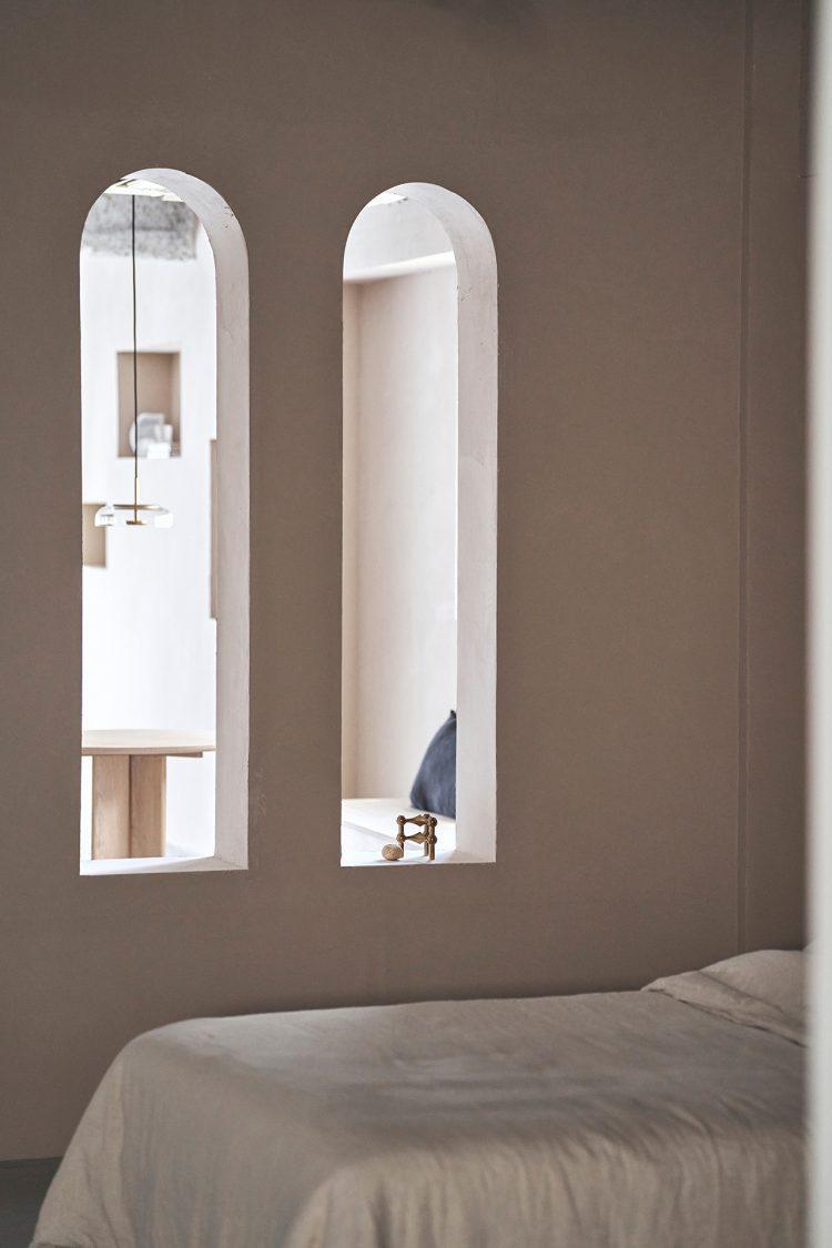 ベッドサイドのアーチ壁からダイニング側