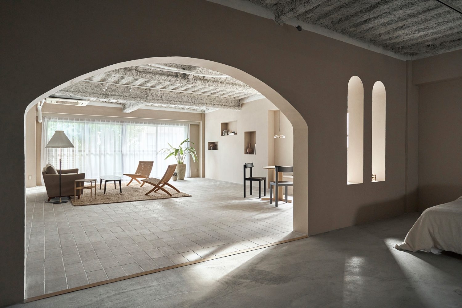 アーチ壁側からリビングスペース側