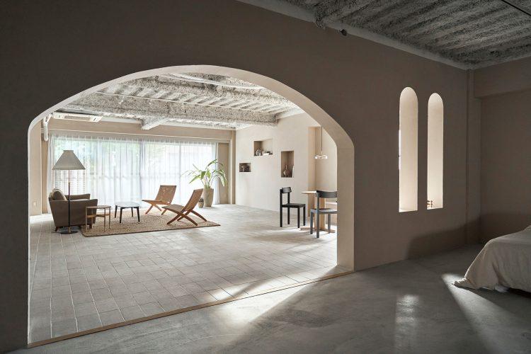 アーチ壁側からリビングスペース側