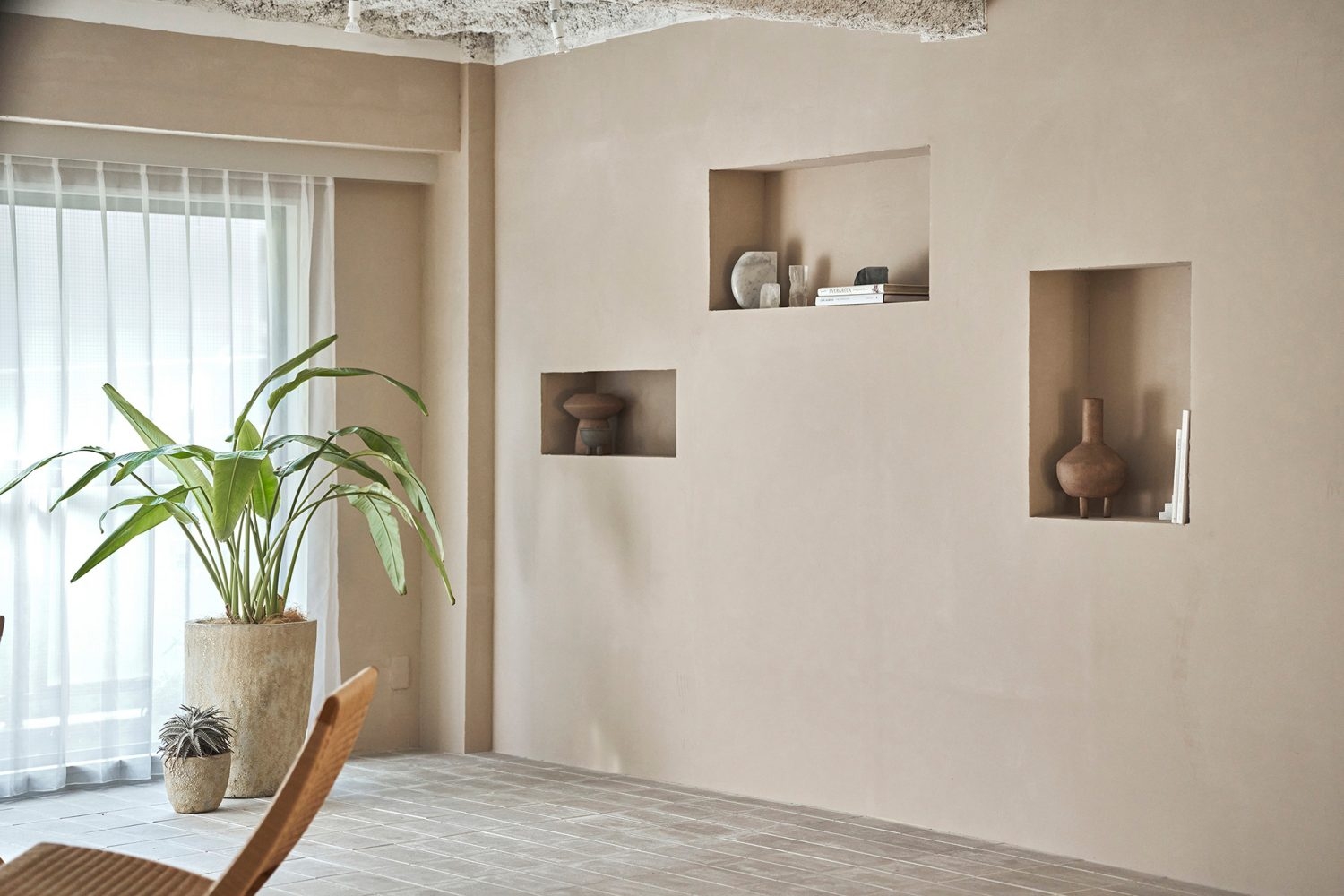 小物を飾れるくぼみのある壁