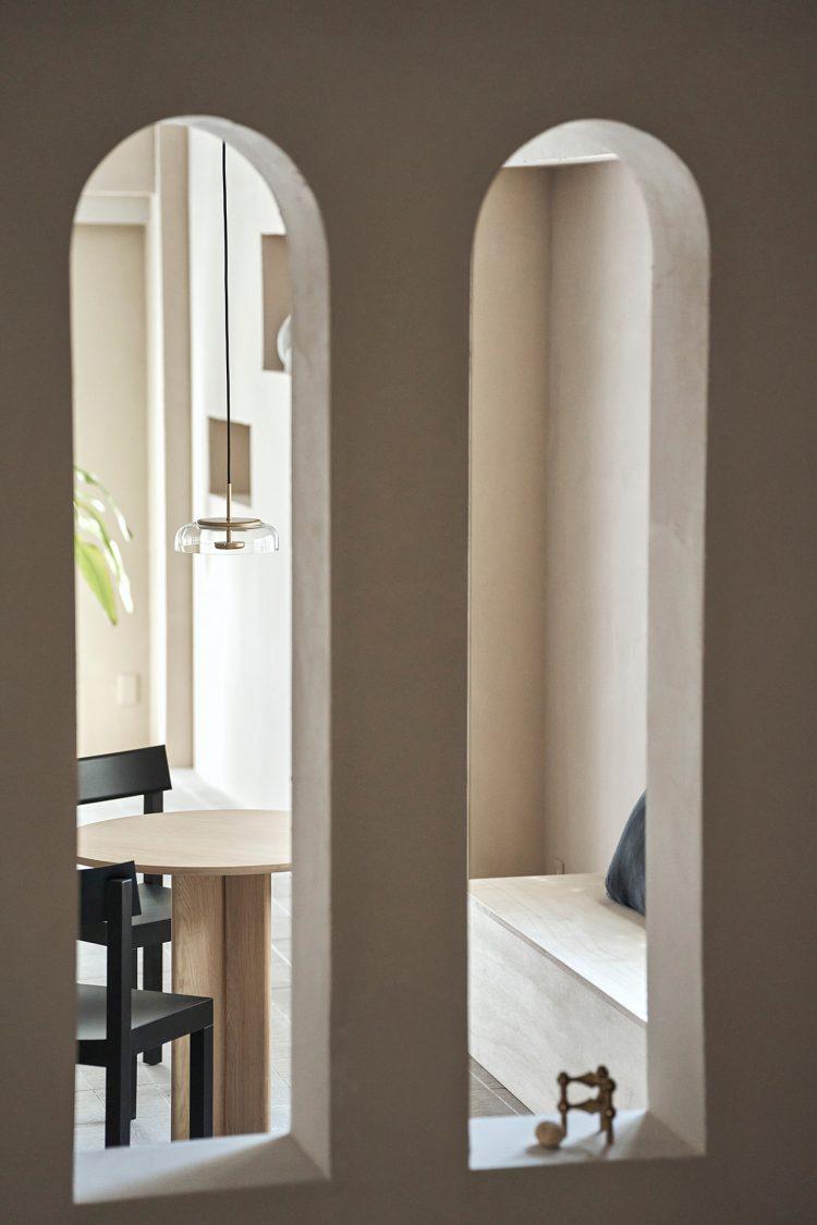 アーチ壁越しのダイニング