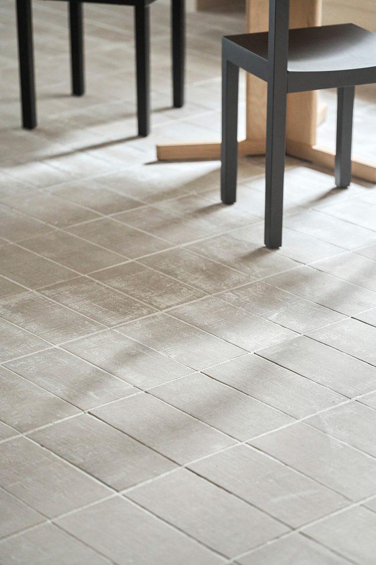 やさしい風合いのタイル床